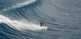 Robbie Maddison surfing motocyklem