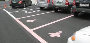 Różowe miejsca parkingowe dla kobiet