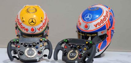 Kaski i kierownice Hamiltona i Buttona na GP Monako
